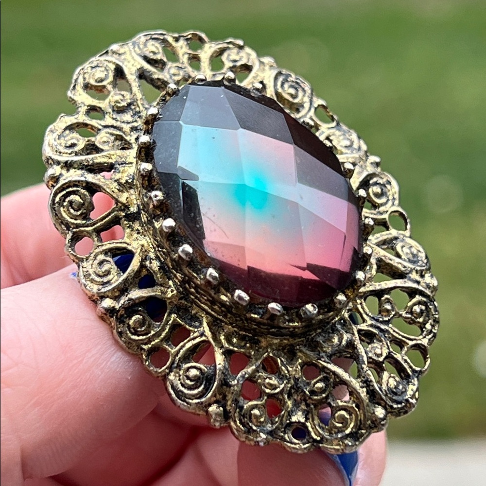 RARE VTG Faceted Oval Sappharine Color Changing Glass Ornate Gold Tone Brooch - Picture 3 of 11